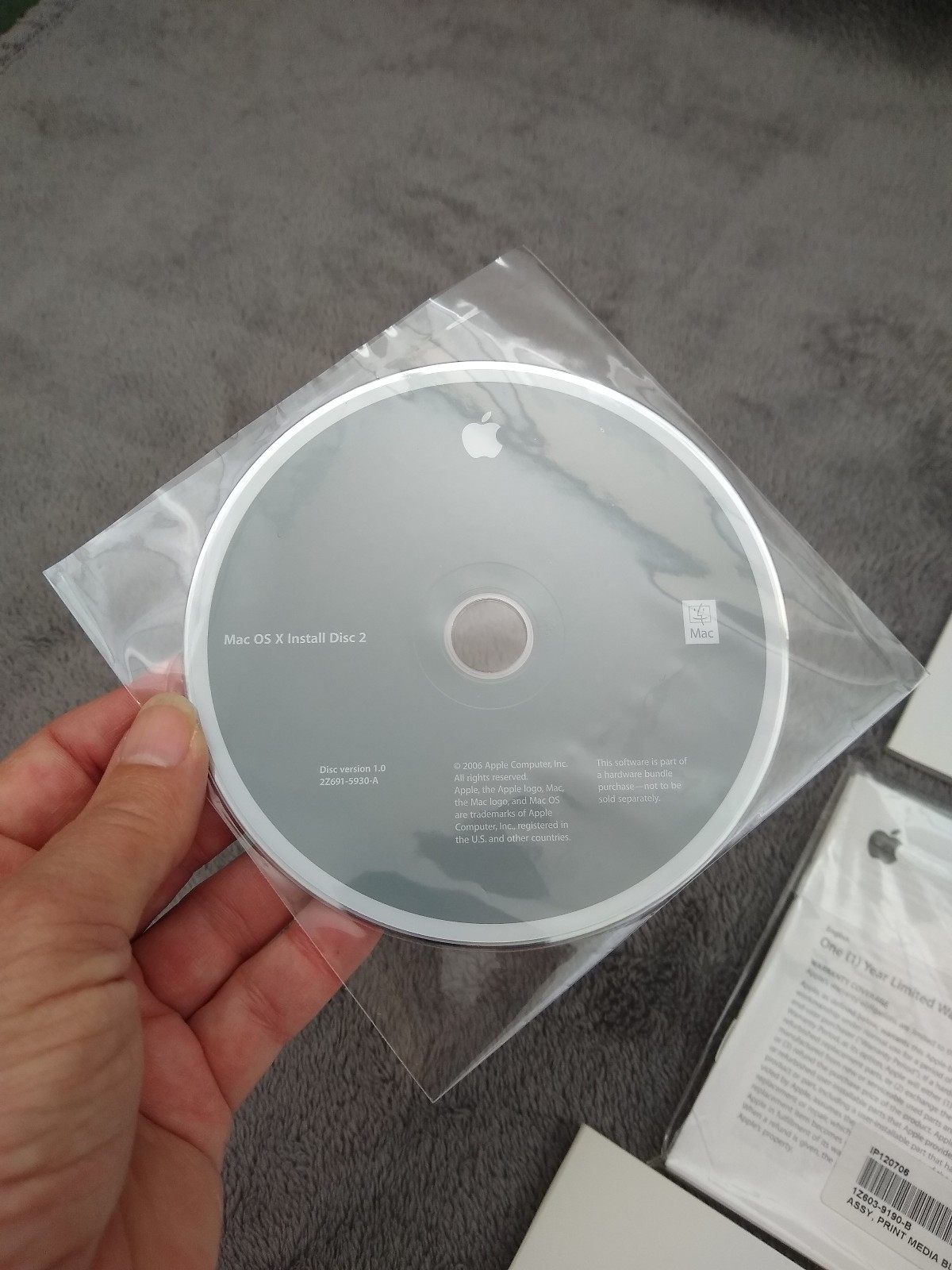 Mac OS X & Application Install Disc 1 & 2 OS 10.4.8 MacBook 2006 Booklet Apple