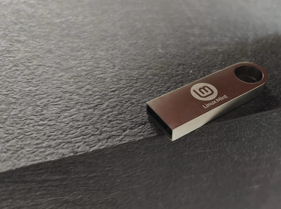 ZARA LINUX MINT 22.2 BOOTABLE USB STICK OPERATING SYSTEM PC FAST