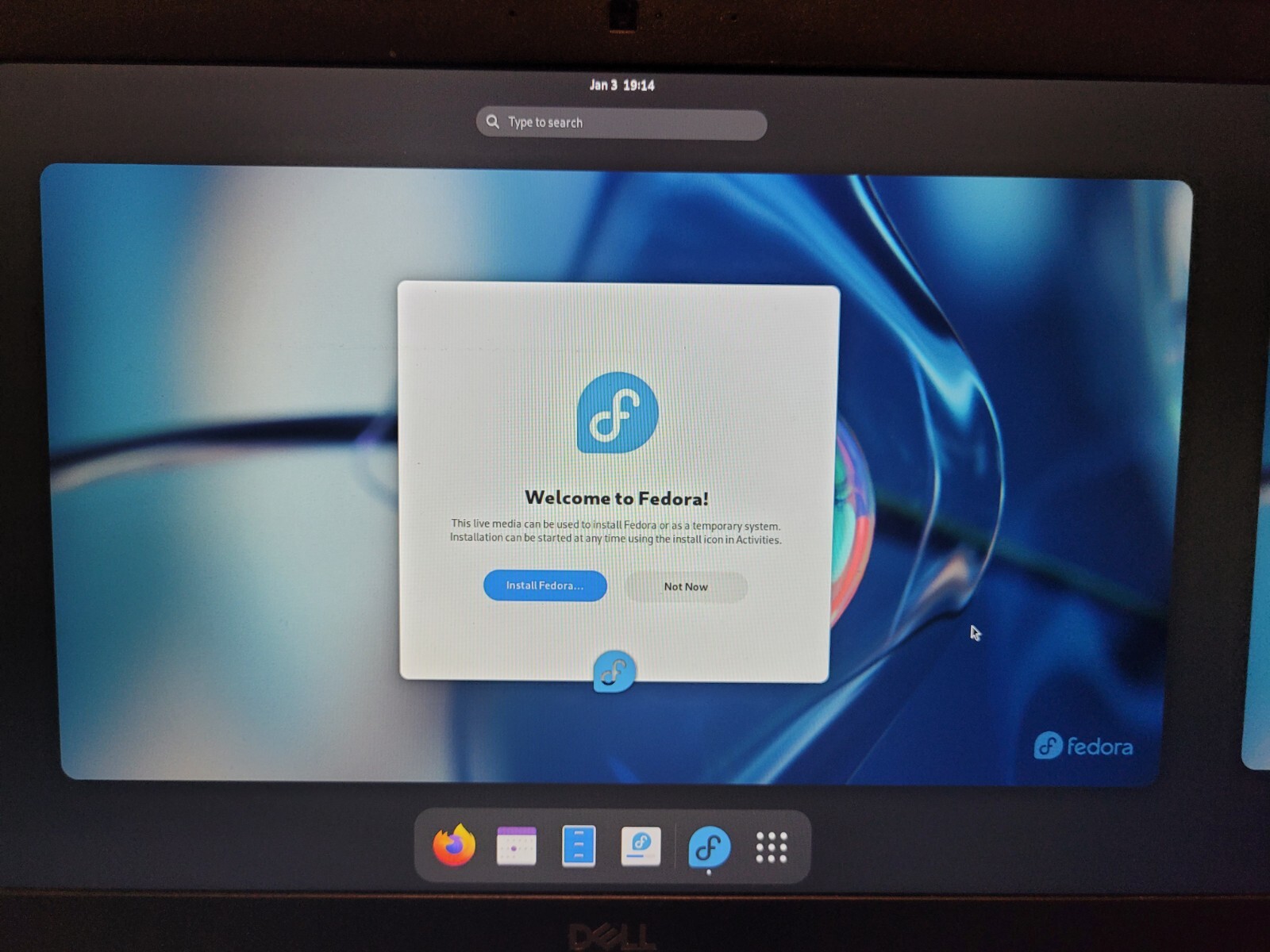 Fedora 39 Workstation Bootable on 32G USB Stick!