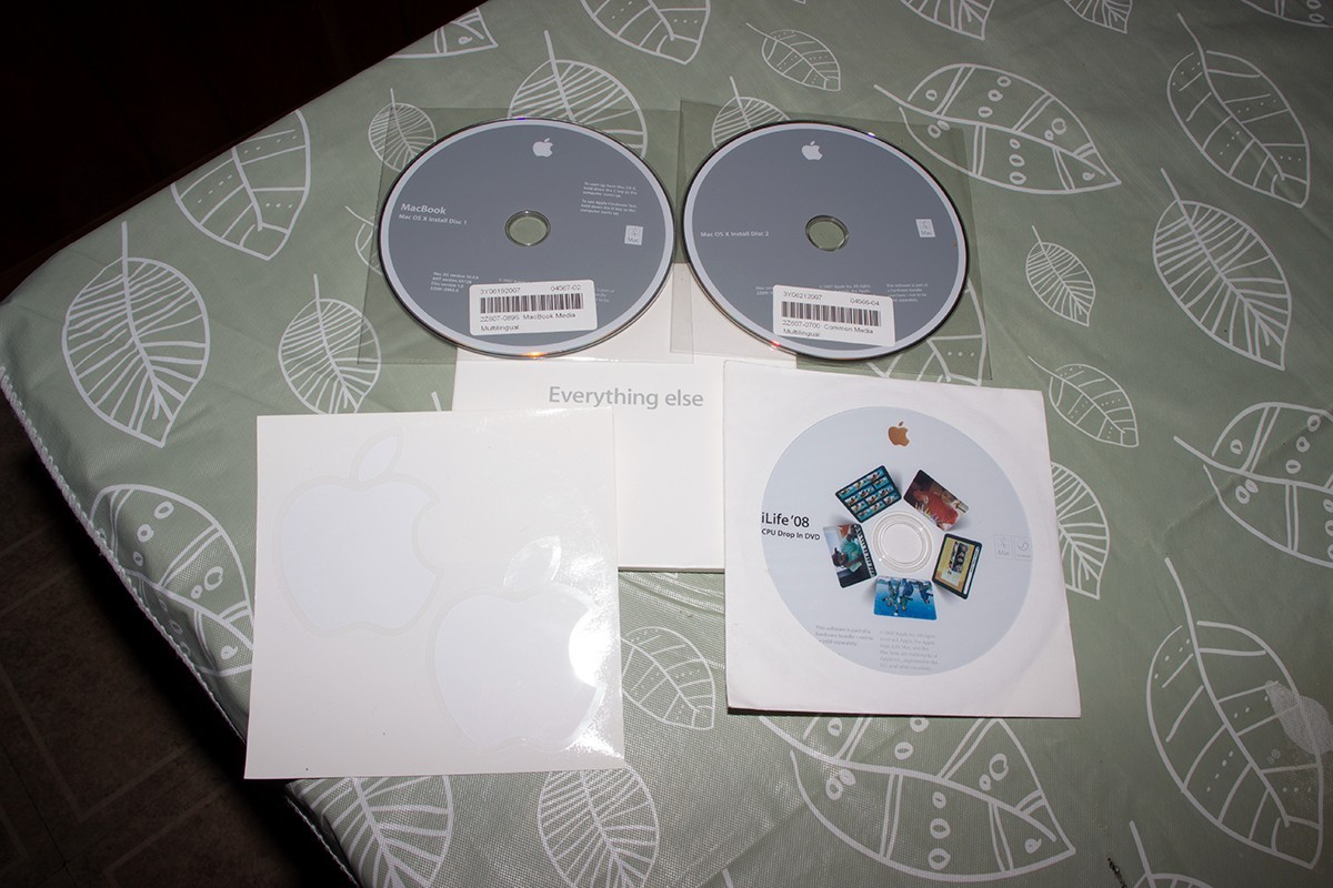 Apple MacBook Mac OS X Install Discs (version 10.4.9) 2007 and ILife 08