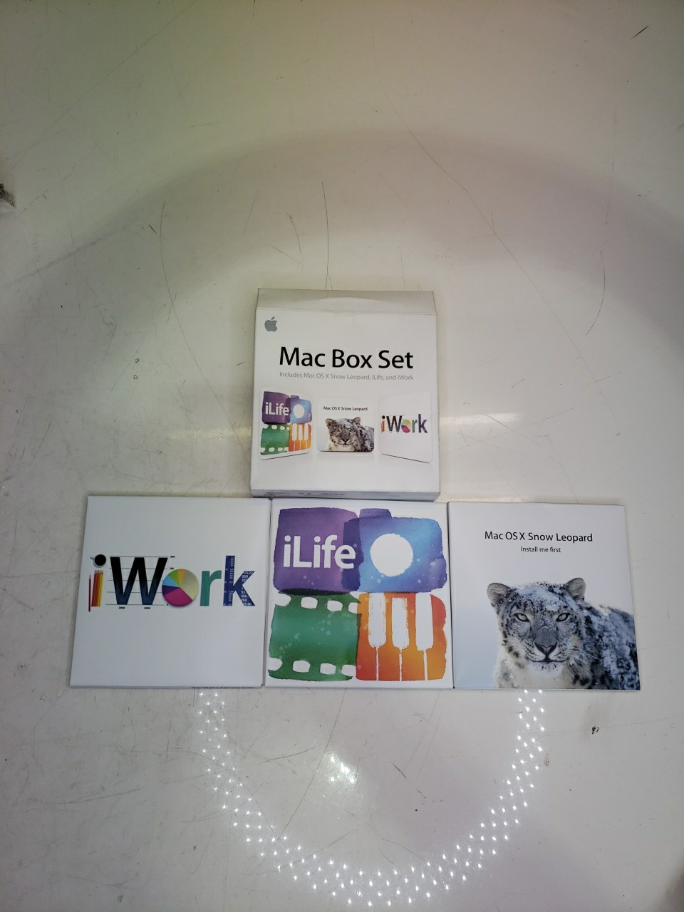 Apple Mac Box Set Includes Mac OS X Snow Leopard iLife 11 iWork 09 MC680Z/A