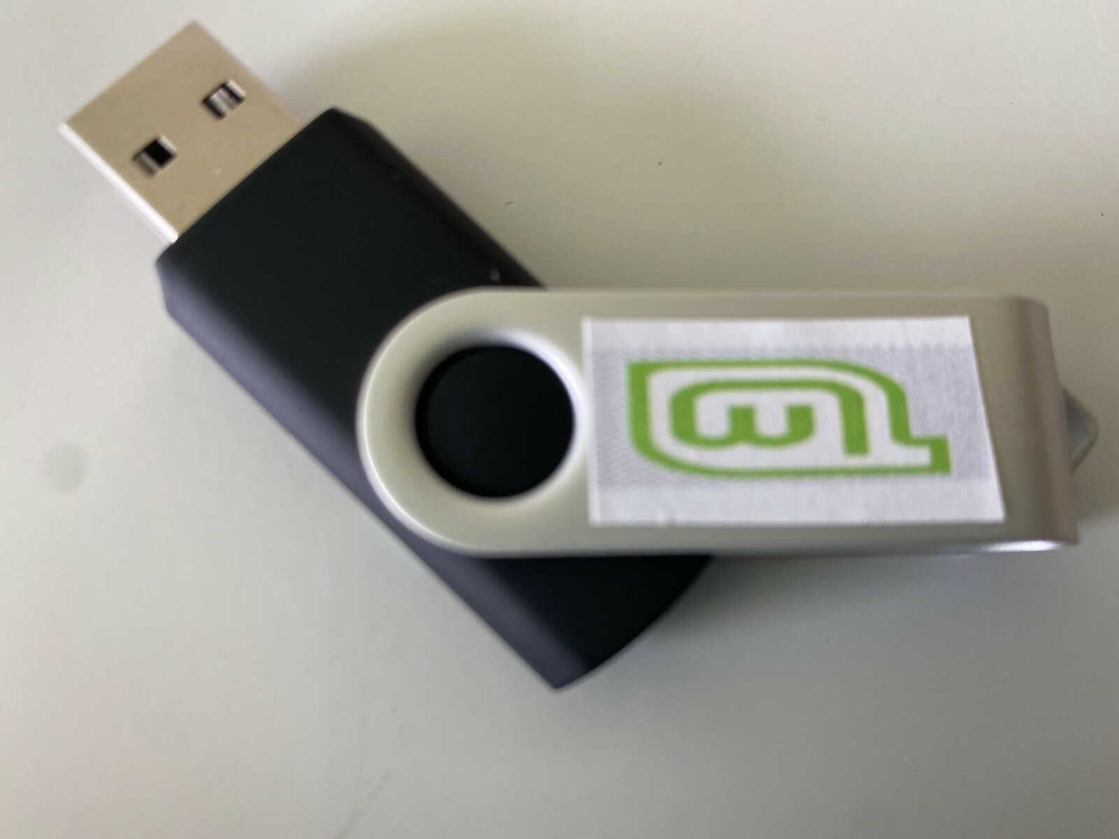 Linux Mint 20 „Ulyana” – Cinnamon (64-bit) Bootable USB Thumb Flash Drive