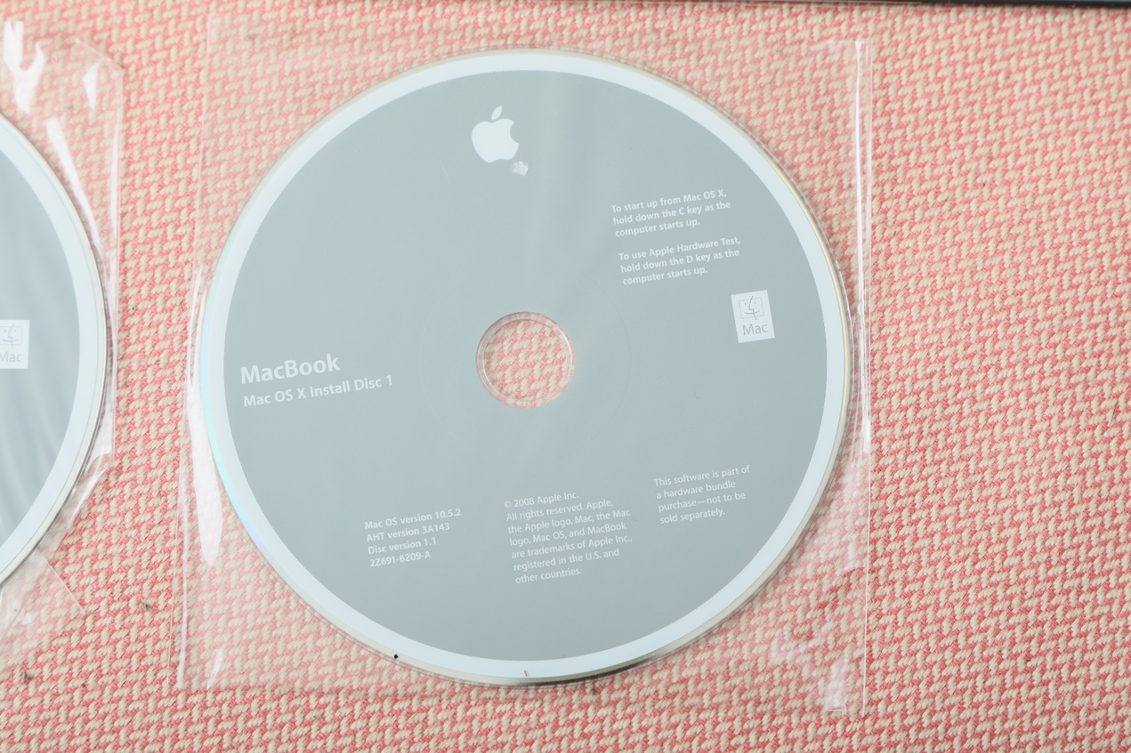 MacBook OS X 10.5.2 Install Disc 1 and 2 2008 2Z691-6209-A 2Z691-6195-A