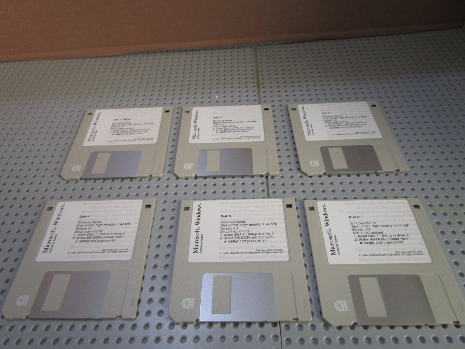 MICROSOFT WINDOWS TAN 3.5″ DISKS SOFTWARE SETUP DISKS 1-6-VERSION 3.1-1985/94